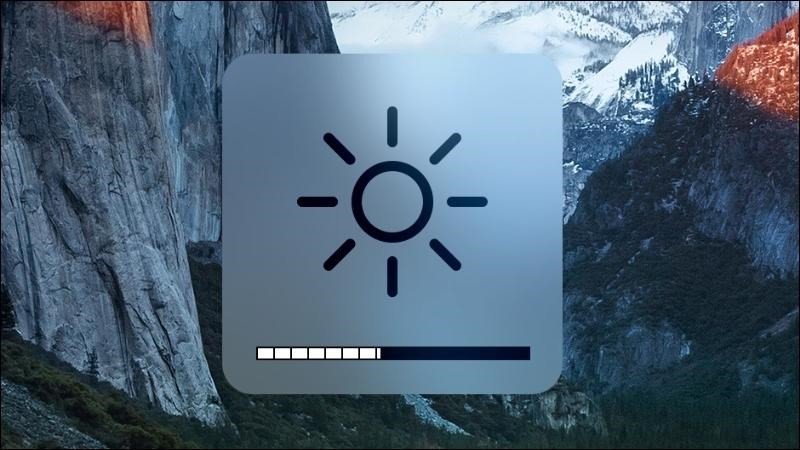 Bàn phím MacBook Pro với các nút chức năng điều chỉnh độ sáng màn hình đang được sử dụng để khắc phục lỗi.
