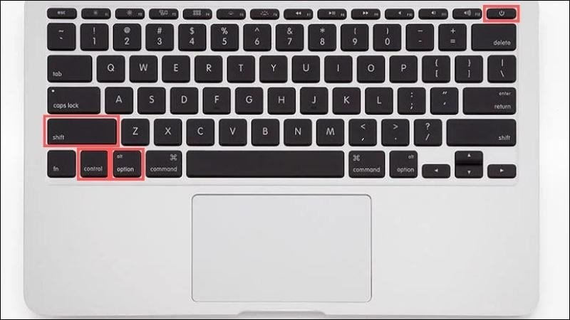 Bàn phím MacBook Pro với các phím Shift, Control, Option và Power được nhấn đồng thời.