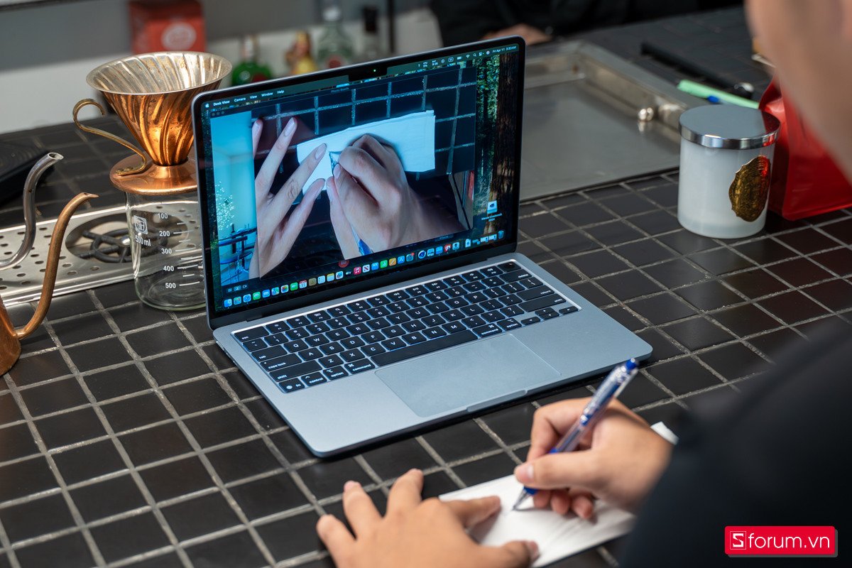 Bàn phím Magic Keyboard và trackpad lớn trên MacBook Air M4, mang lại trải nghiệm gõ và điều khiển thoải mái