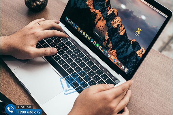 Bàn phím và trackpad của Macbook Pro hỗ trợ nhập liệu chính xác thay vì cảm ứng màn hình