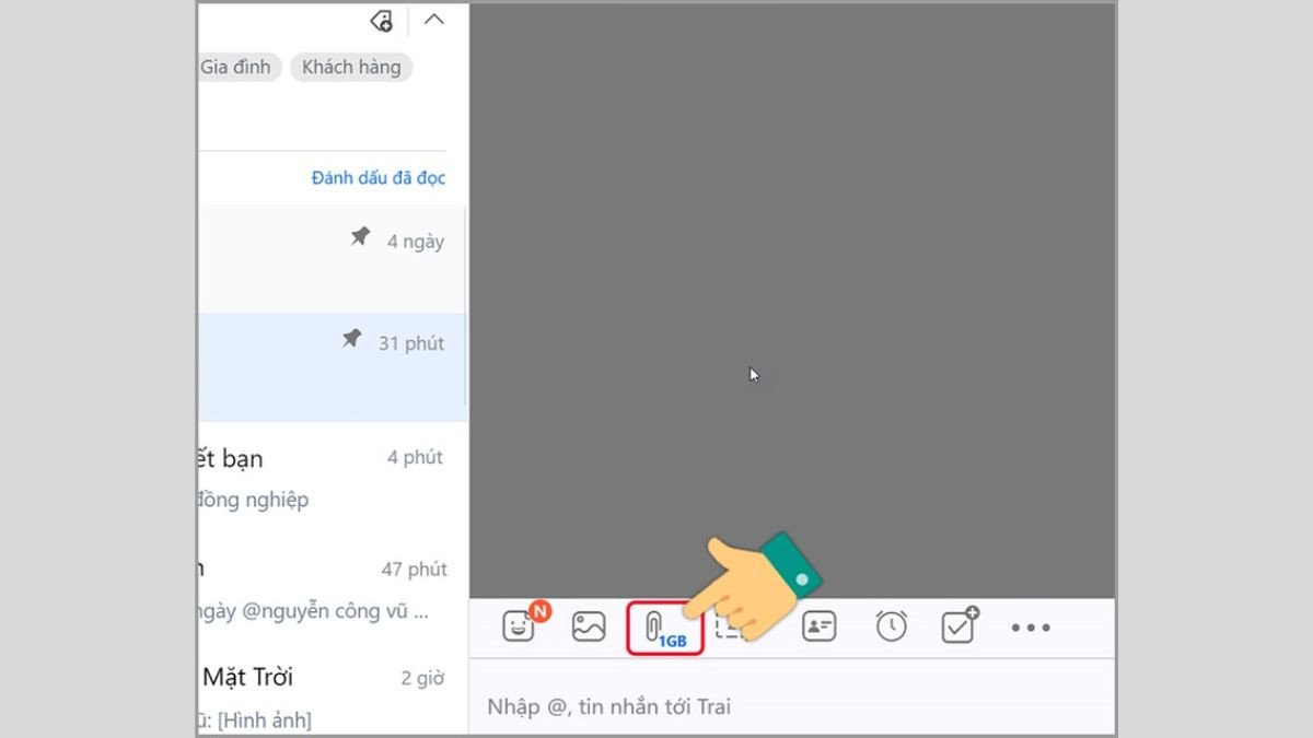 Biểu tượng đính kèm file trong cuộc trò chuyện Zalo trên MacBook để gửi PowerPoint