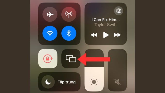 Bước 3: Chọn Screen Mirroring trong Trung tâm điều khiển để phản chiếu màn hình iPhone lên MacBook.