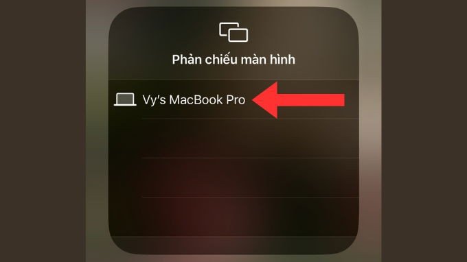 Bước 4: Lựa chọn tên máy Mac từ danh sách thiết bị khả dụng để chia sẻ màn hình iPhone.