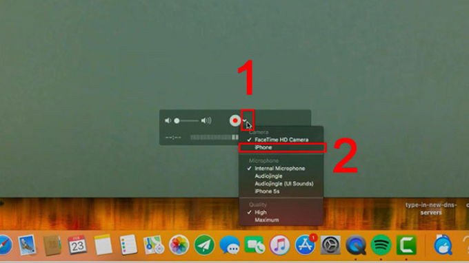 Bước 4: Lựa chọn thiết bị iPhone của bạn làm nguồn phát trong QuickTime Player để hiển thị màn hình.