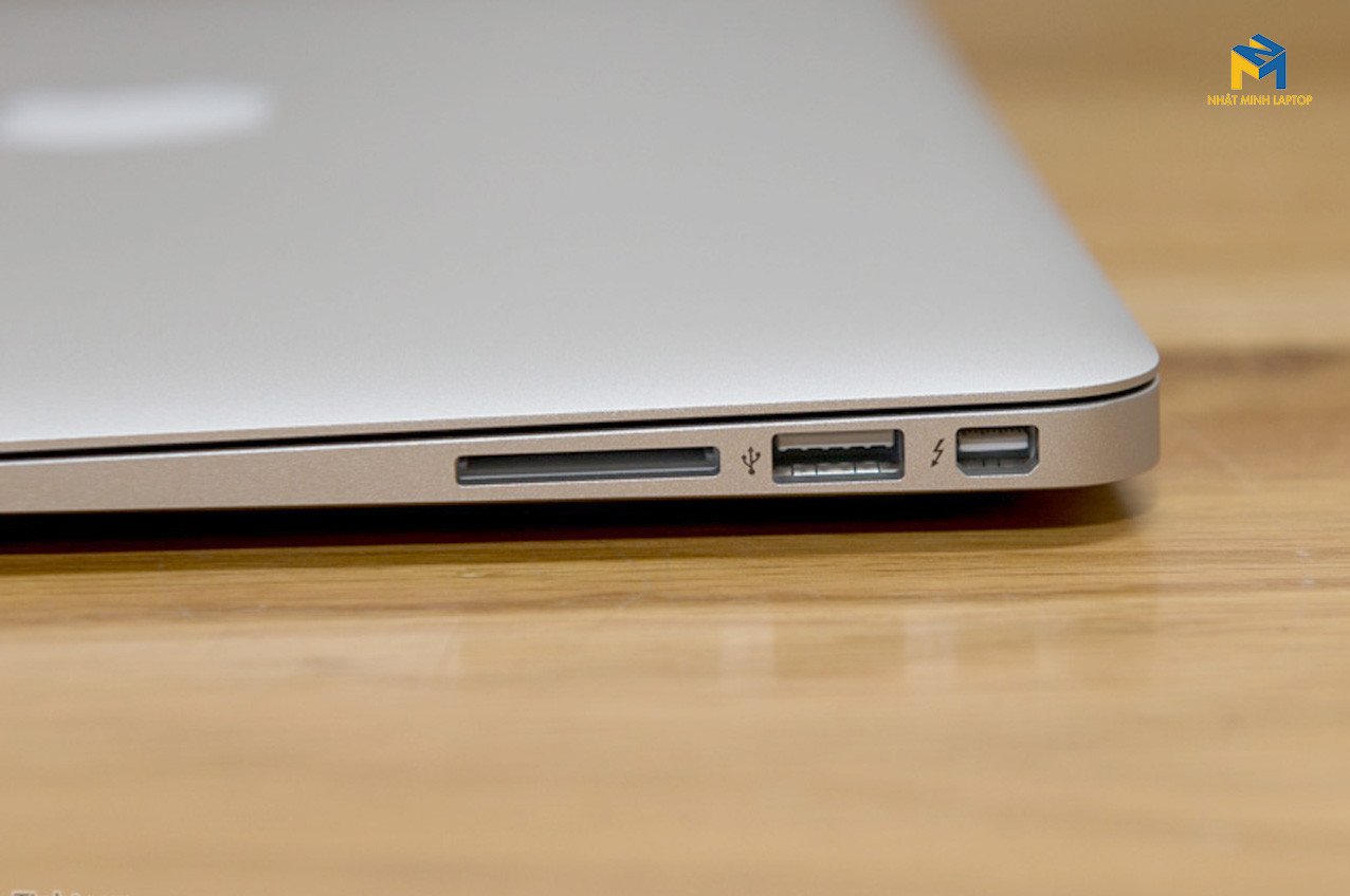 Các cổng kết nối đa dạng trên MacBook Air 2017, bao gồm USB và khe cắm SD.