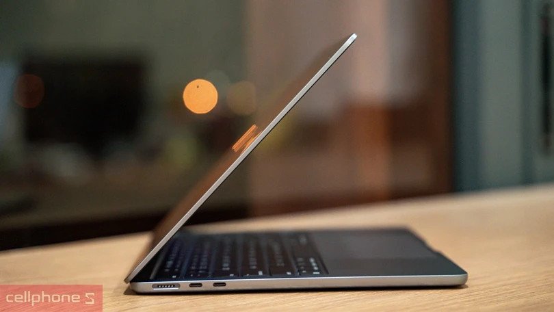 Các cổng kết nối linh hoạt và ổ cứng SSD dung lượng lớn trên MacBook Air M2