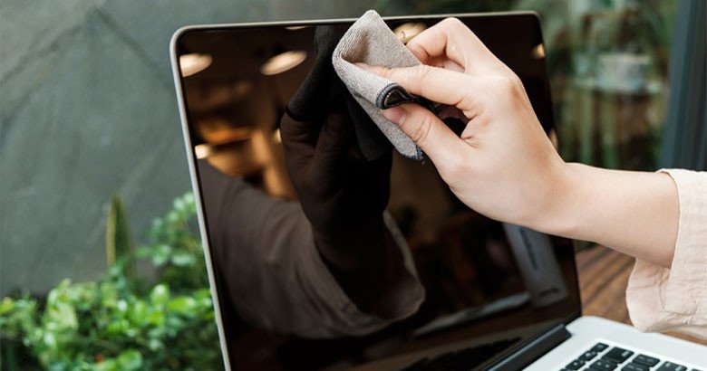 Cách khắc phục MacBook bật không lên nguồn: vệ sinh máy thường xuyên