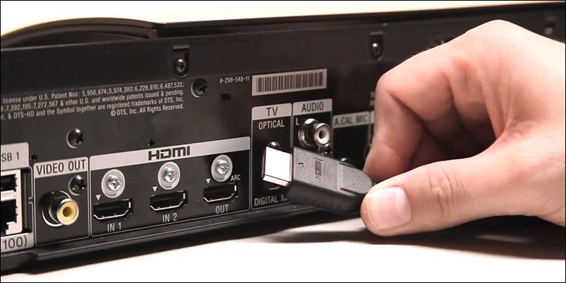 Cắm đầu HDMI của bộ thu không dây vào máy chiếu của bạn