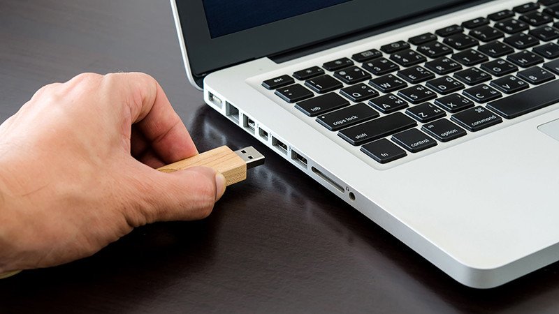 Cắm USB để Boot Camp tải driver hỗ trợ cho Windows 11 trên MacBook