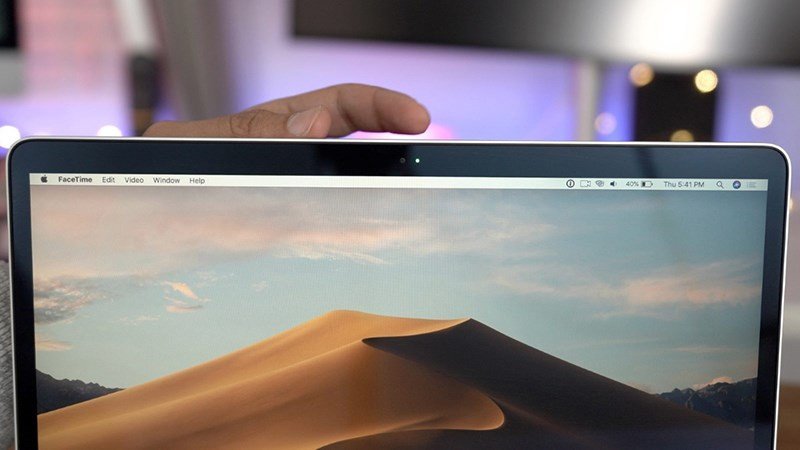 Camera FaceTime HD trên MacBook Pro 2020 vẫn giữ độ phân giải HD nhưng được cải thiện nhờ chip M1