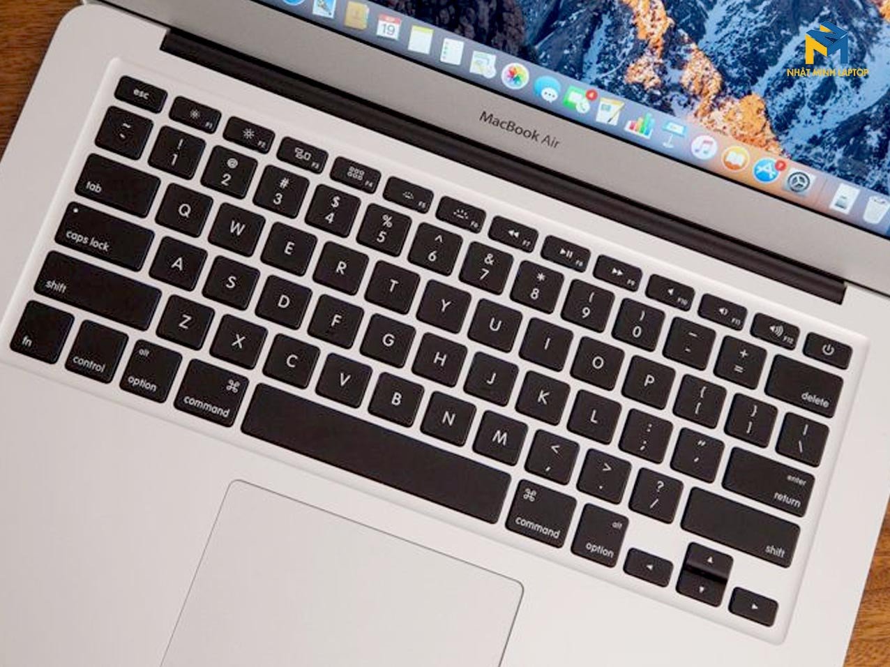 Cận cảnh bàn phím cắt kéo và trackpad lớn trên MacBook Air 2017 cũ.