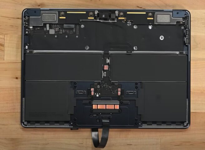 Cận cảnh bảng mạch MacBook Air M2 với chip Apple Silicon và RAM tích hợp