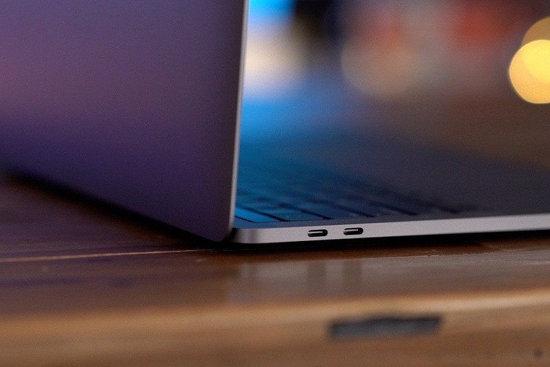 Cận cảnh các cổng Thunderbolt 3 trên cạnh của MacBook Pro 2019, làm nổi bật khả năng kết nối đa dạng khi đánh giá có nên mua MacBook Pro 2019.