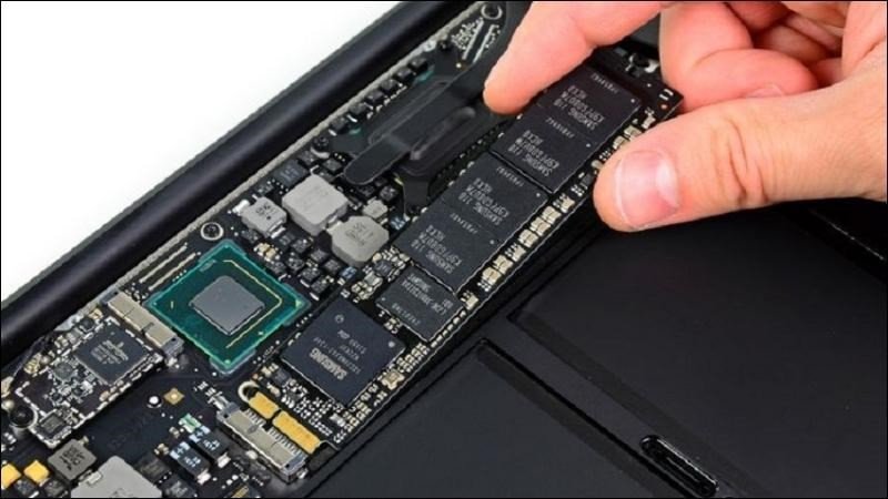 Cận cảnh các linh kiện bên trong MacBook Pro như cáp màn hình, VGA, mainboard có thể gây ra lỗi màn hình đen.