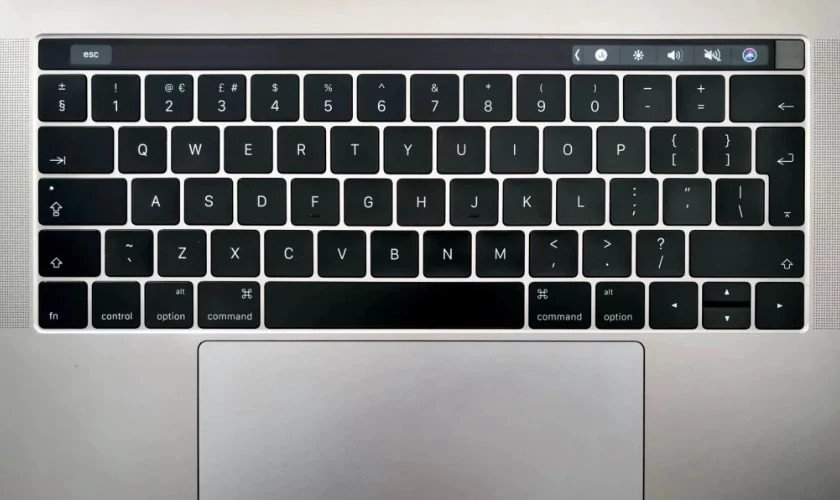 Cận cảnh một bàn phím MacBook được kiểm tra kỹ lưỡng bằng mắt thường