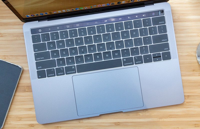 Cận cảnh Touch Bar và Touch ID trên bàn phím MacBook Pro 2019, minh họa các tính năng tương tác tiện lợi cho người dùng có nên mua MacBook Pro 2019.