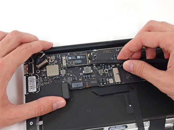 Card wifi bên trong Macbook Pro cần thay thế để khắc phục lỗi mạng