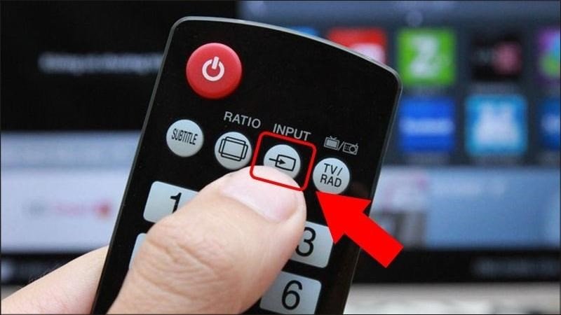 Chọn đầu vào HDMI trên tivi để hiển thị MacBook