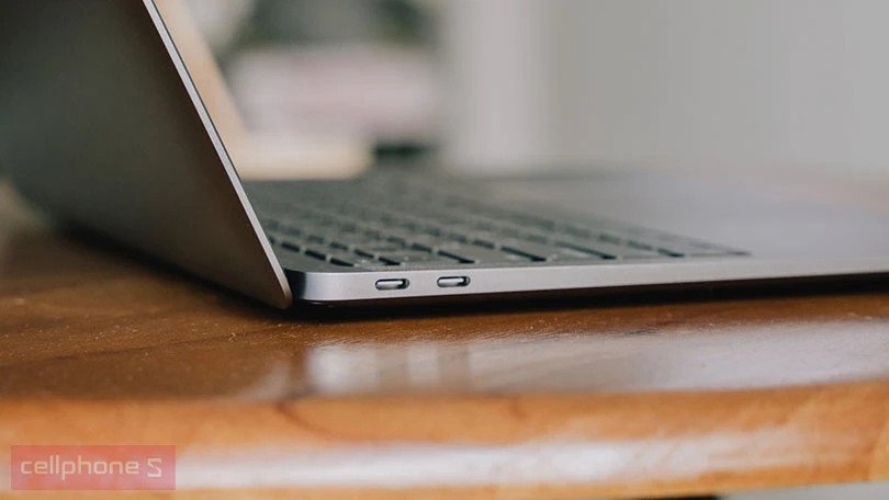 Cổng Thunderbolt 3 và thời lượng pin ấn tượng của MacBook Air M1
