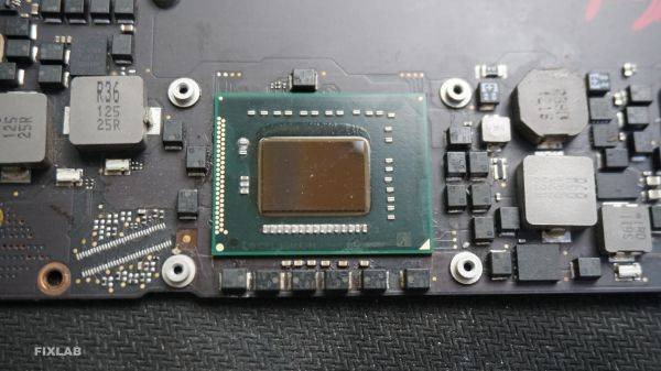 CPU đã được lắp đặt chắc chắn vào bo mạch chủ của MacBook