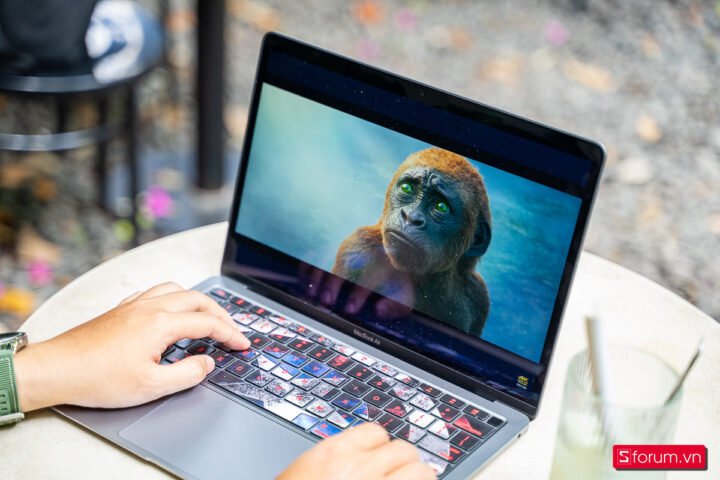 Đánh giá MacBook Air M1 mở trên bàn làm việc