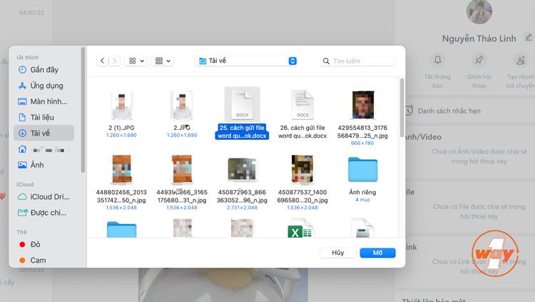 Giao diện Finder trên MacBook hiển thị cách chọn file Word và nhấn 'Mở' để hoàn tất việc gửi qua Zalo.