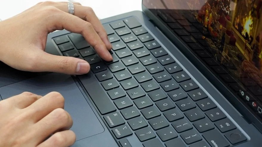 Giao diện ứng dụng TextEdit hiển thị văn bản tiếng Việt được gõ bằng Telex trên MacBook.