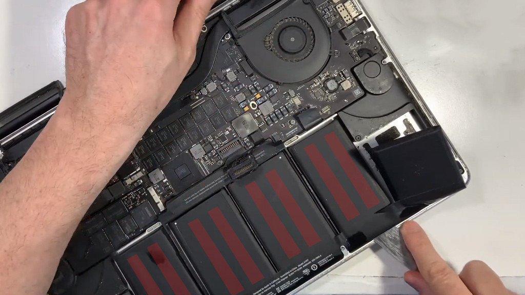Gỡ pin MacBook Pro A1398 bằng dụng cụ nhựa