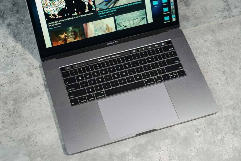 Góc nhìn chi tiết bàn phím cánh bướm và hệ thống loa của MacBook Pro 2019, cung cấp thông tin hữu ích cho việc quyết định có nên mua MacBook Pro 2019.
