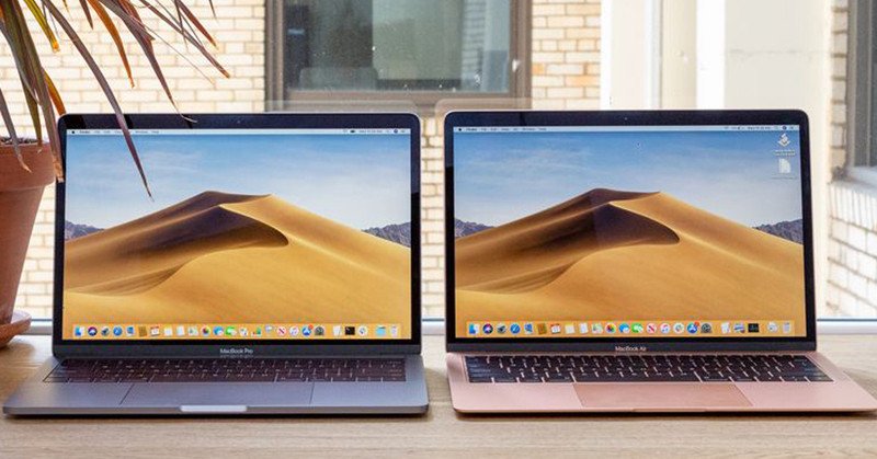 Hai chiếc MacBook Pro 2019 và MacBook Pro 2020 đặt cạnh nhau, so sánh thiết kế và tổng quan, hỗ trợ quyết định có nên mua MacBook Pro 2019 hay phiên bản mới hơn.