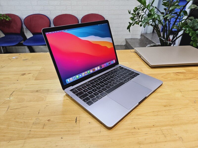 Hình ảnh cận cảnh Macbook Pro 2019 13 inch 256GB, một lựa chọn mạnh mẽ cho những ai tìm kiếm Macbook tầm giá 15 triệu.