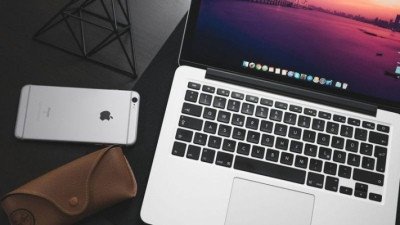 Hình ảnh minh họa iPhone và MacBook đang kết nối