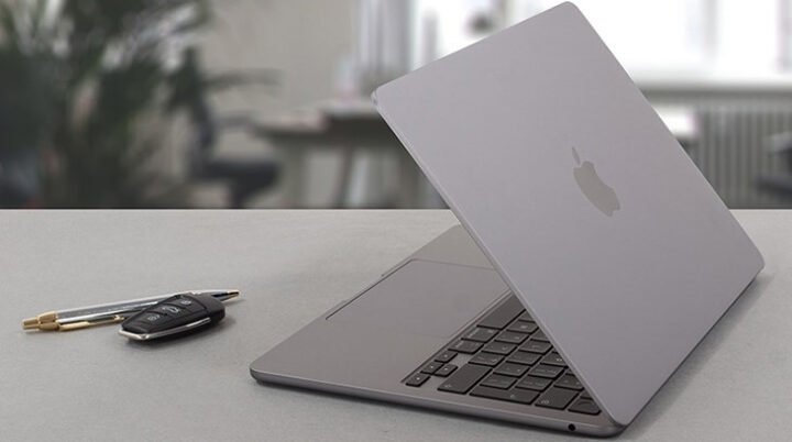 Hình ảnh một chiếc MacBook Air M2 2022 màu bạc, thể hiện thiết kế tinh tế và hiệu năng của máy tính xách tay Apple.