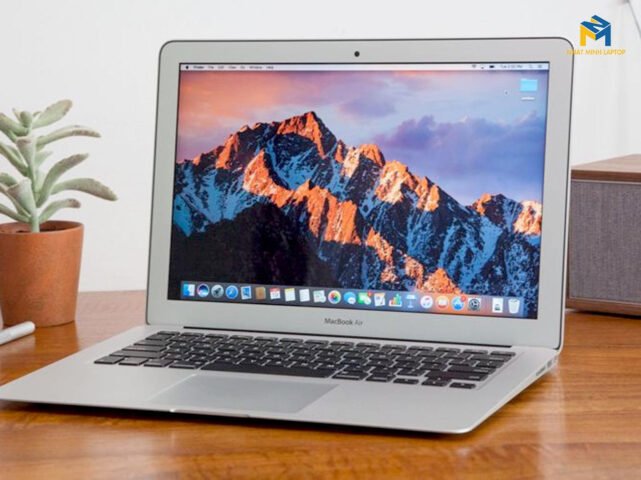 Hình ảnh tổng thể của MacBook Air 2017 cũ, thể hiện thiết kế mỏng nhẹ đặc trưng.