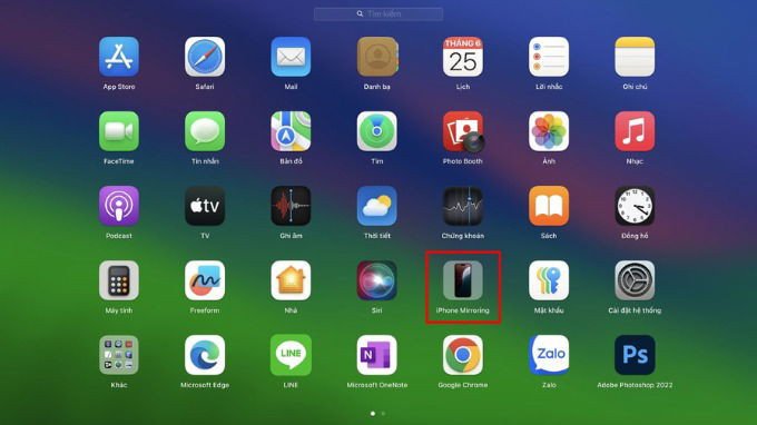 Hướng dẫn bước 1 mở ứng dụng iPhone Mirroring trên MacBook để chia sẻ màn hình.
