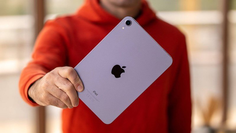 iPad Mini nhỏ gọn trong tay, phù hợp cho việc đọc sách và di chuyển thường xuyên