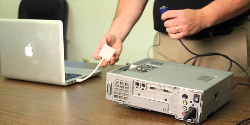 Kết nối cáp video (VGA hoặc HDMI) của máy chiếu với MacBook thông qua bộ chuyển đổi