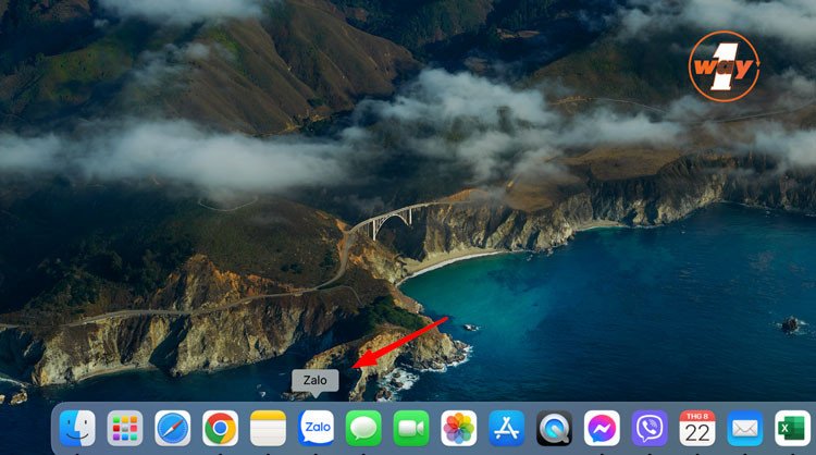 Khởi chạy ứng dụng Zalo từ thanh Dock của MacBook để chuẩn bị gửi tài liệu Word.