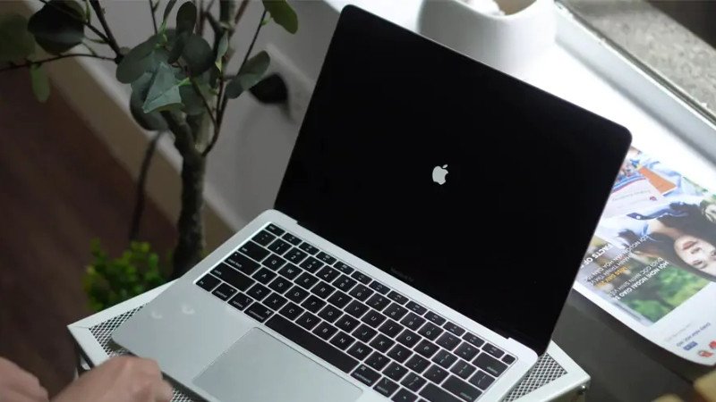Khởi động lại MacBook để giải quyết lỗi không tắt được gạch chân đỏ