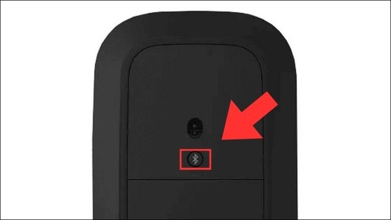 Kích hoạt chuột Bluetooth Microsoft bằng cách nhấn giữ nút nguồn, chuẩn bị cho việc kết nối với MacBook
