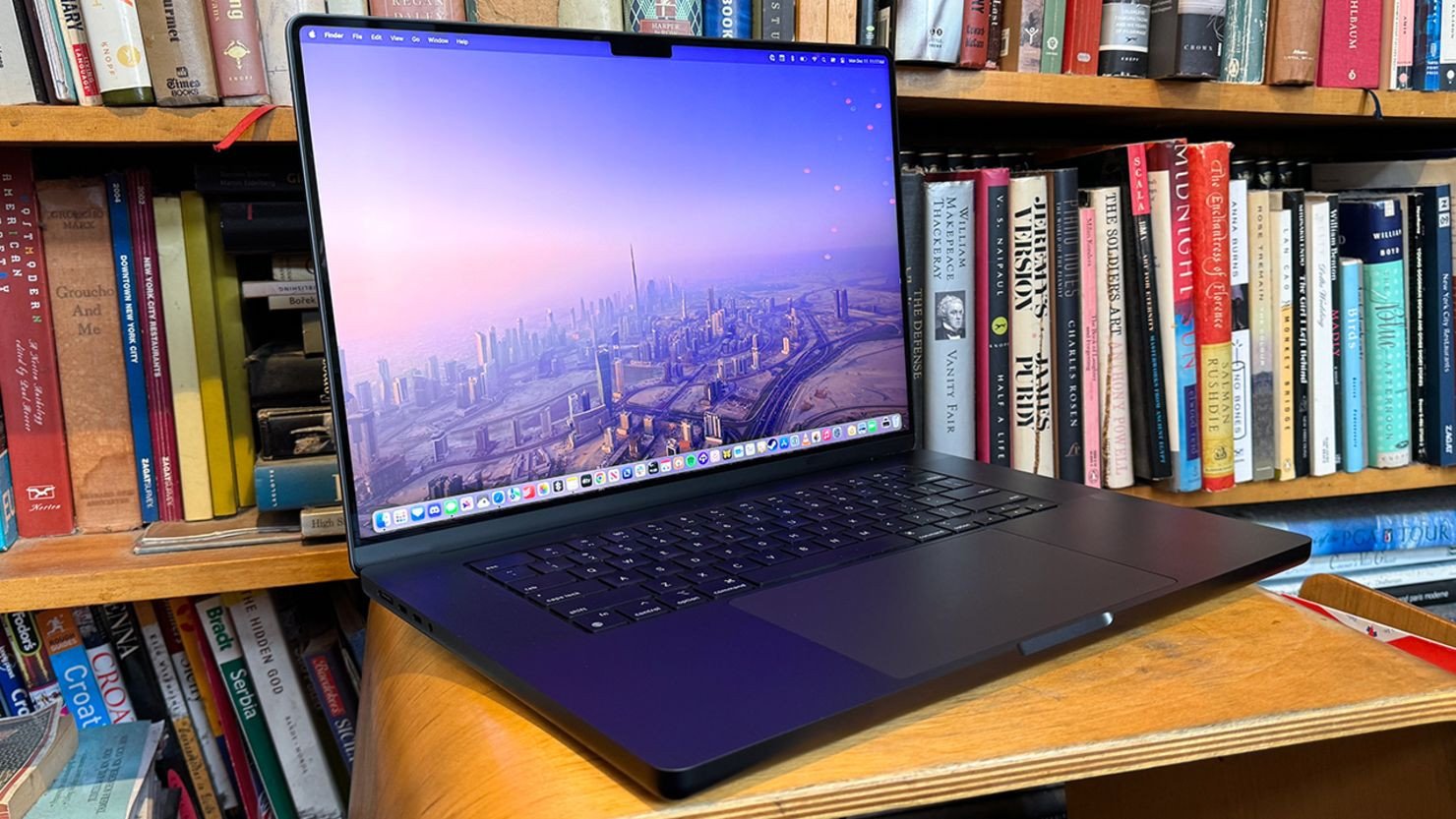Kích thước màn hình MacBook Pro 16 inch M3 mang lại không gian làm việc rộng lớn