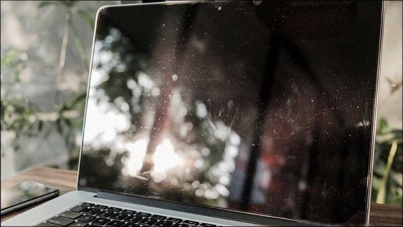 Kiểm tra vẻ ngoài của màn hình MacBook để xem có hư hỏng, trầy xước hay không