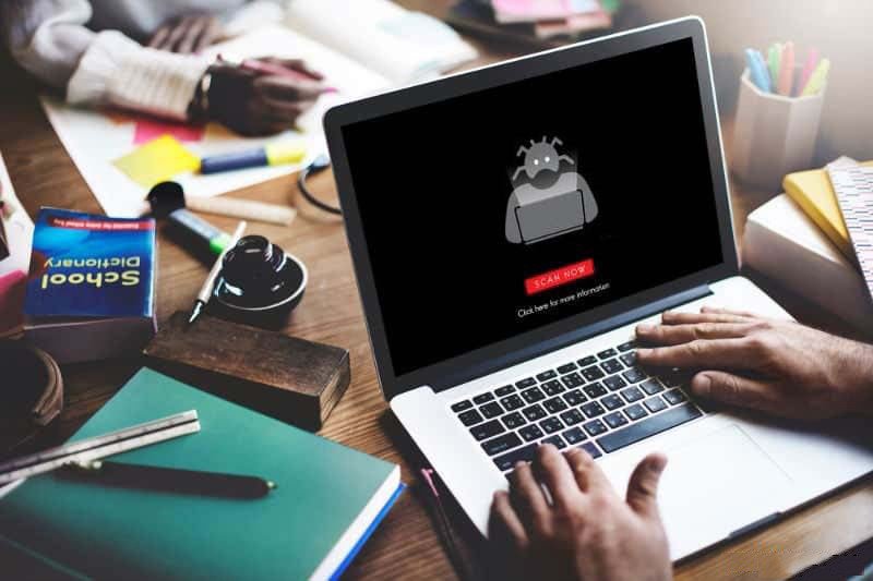 Kỹ thuật viên đang kiểm tra MacBook Air để xác định giá thay bàn phím Macbook Air