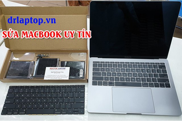 Kỹ thuật viên đang kiểm tra một chiếc Macbook để chuẩn bị sửa chữa tại trung tâm uy tín ở TPHCM