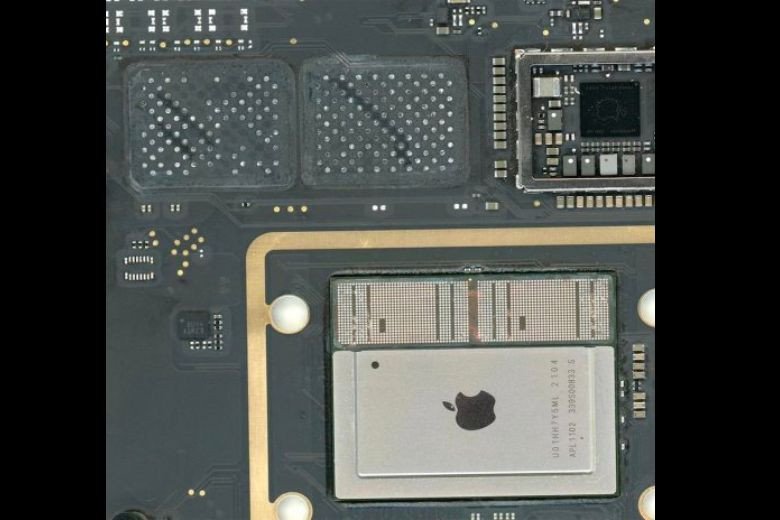 Kỹ thuật viên đang thực hiện nâng cấp RAM cho MacBook M1