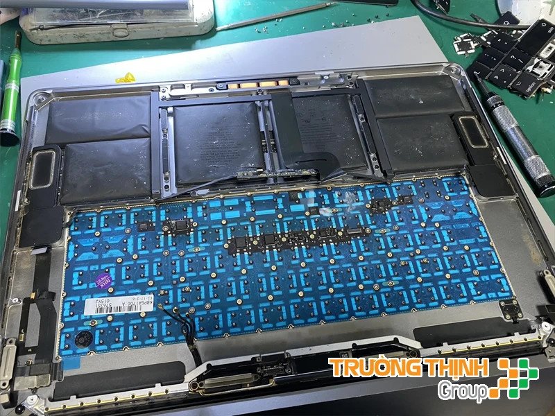 Lắp đặt bàn phím MacBook mới chính hãng vào vị trí chính xác