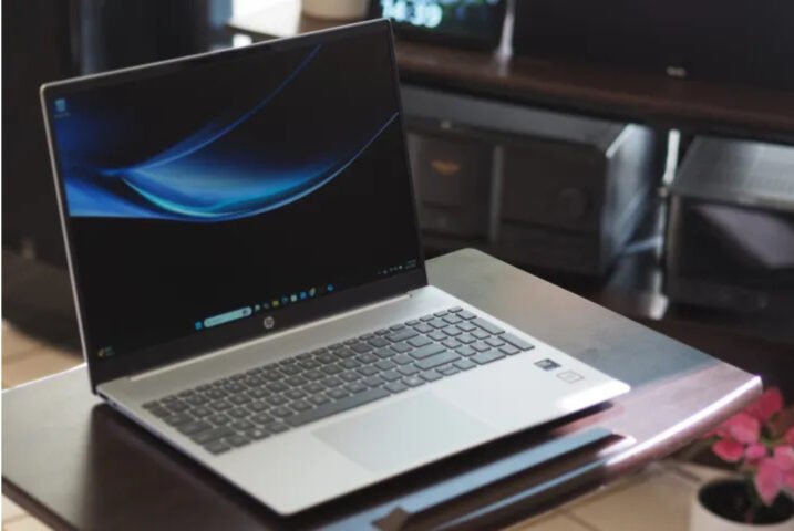 Laptop HP Pavilion 16 từ góc nghiêng, thể hiện thiết kế máy tính xách tay với khung kim loại chắc chắn, một yếu tố quan trọng khi xem xét MacBook giá sỉ.