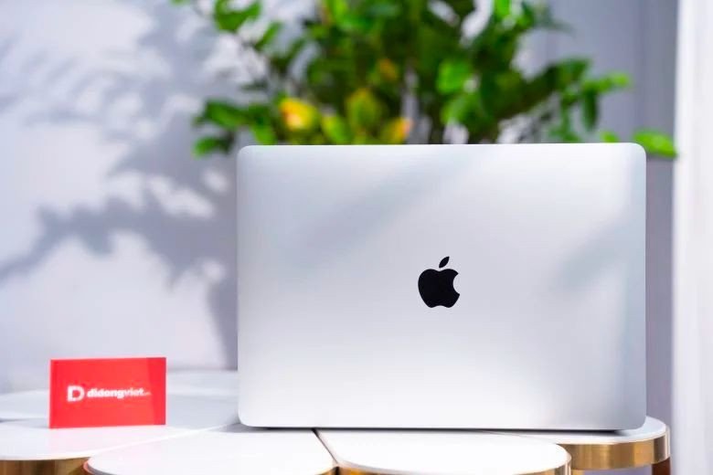 Logo Apple và thông báo về việc ngừng sản xuất MacBook Air M1, đánh dấu sự tiến hóa sau khi macbook m1 ra mắt khi nào