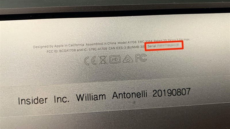 Mã Serial được in rõ trên mặt dưới của Macbook M1, giúp kiểm tra nguồn gốc.