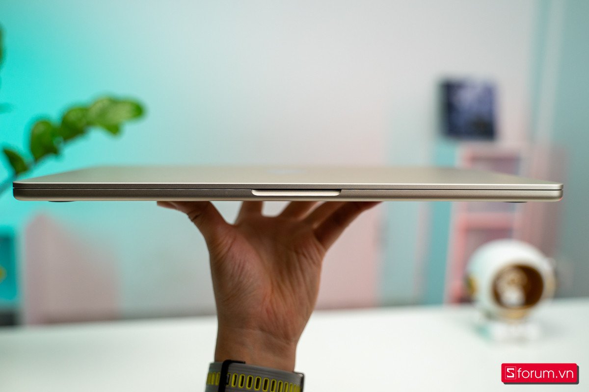MacBook Air 15 M3 màu bạc bên cạnh cốc cà phê
